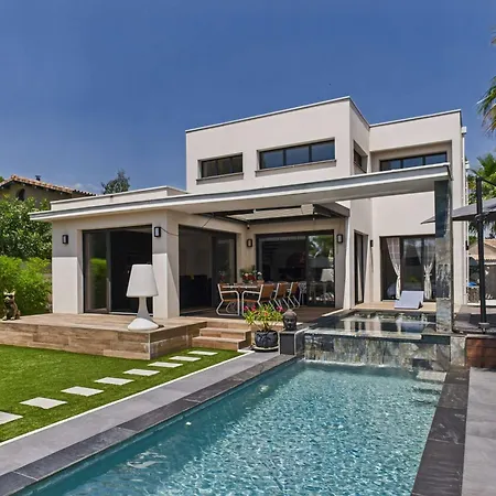 Villa Contemporaine 4 Pieces Avec Piscine, Jardin Et Wi-fi A Agde, Proche Et Commerces - Fr-1-423-257 *
